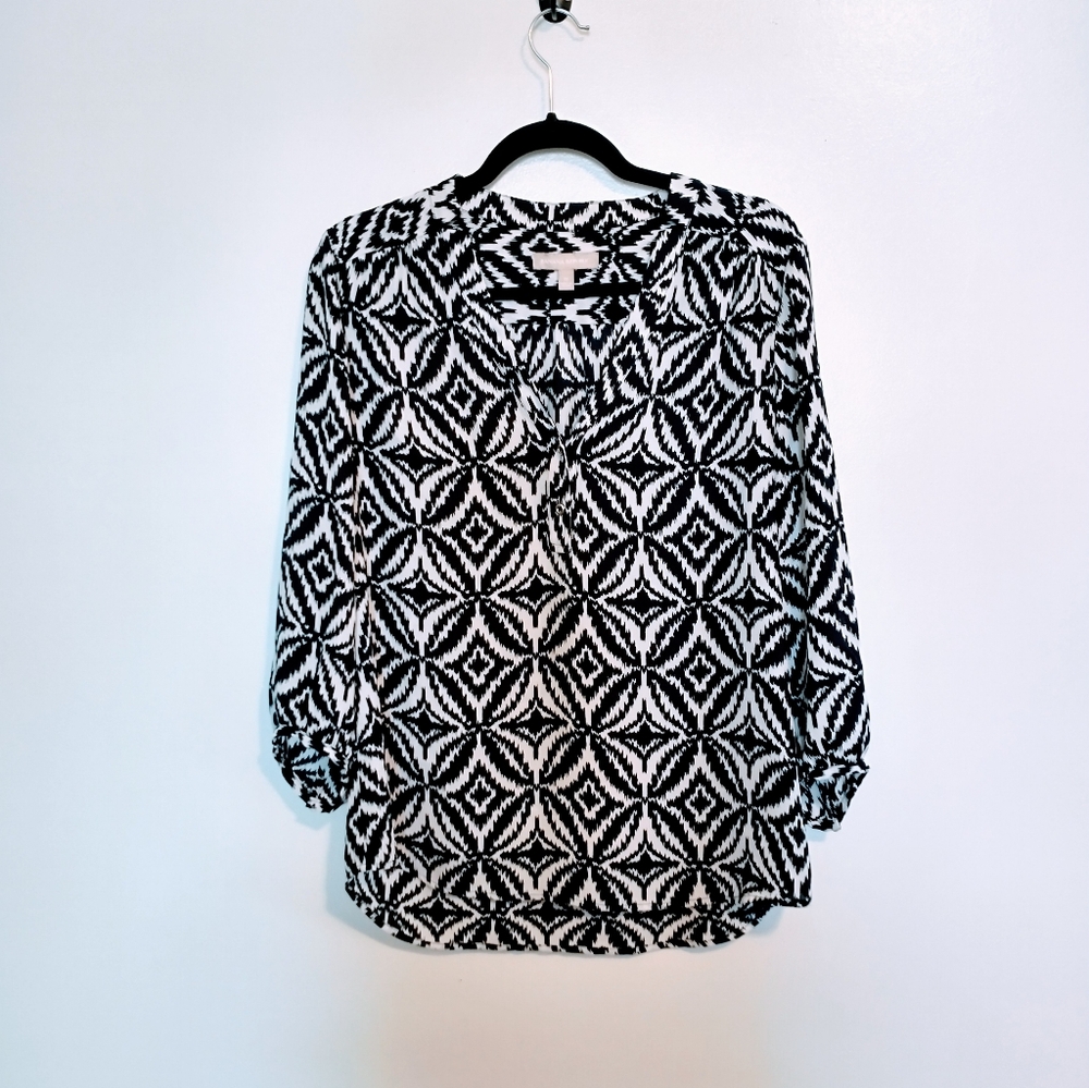 Banana Republic black and white patterned blouse with half sleeves and vneck. Si